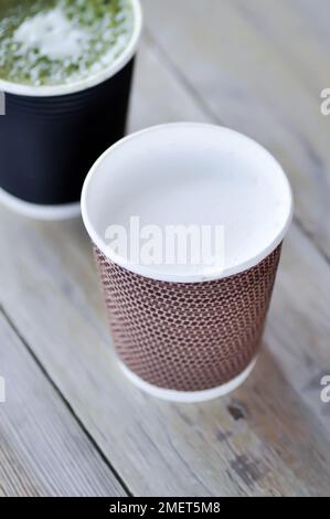 lait, lait chaud ou tasse de lait et thé vert latte pour servir Banque D'Images