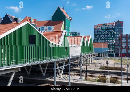 Architecture moderne à la gare. En arrière-plan, la tour de l'horloge et l'hôtel Inntel, Zaandam, Hollande du Nord, pays-Bas Banque D'Images