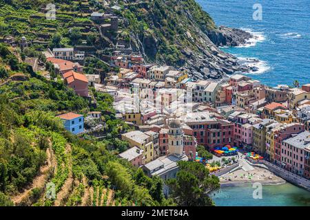 Le village de Vernazza avec ses maisons aux couleurs pastel construites à flanc de colline, vue depuis le sentier de randonnée via dellAmore, Vernazza, Cinque Terre Banque D'Images