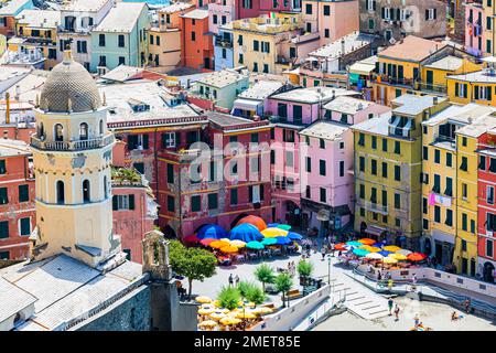 Le village de Vernazza avec ses maisons de couleur pastel imbriquées construites à flanc de colline, vue depuis le sentier de randonnée via dellAmore, Vernazza, Cinque Banque D'Images