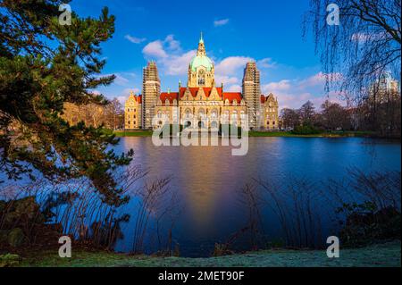 Le nouvel hôtel de ville de Hanovre avec le Maschteich, ciel bleu et réflexion dans l'eau, Hanovre, Basse-Saxe, Allemagne Banque D'Images