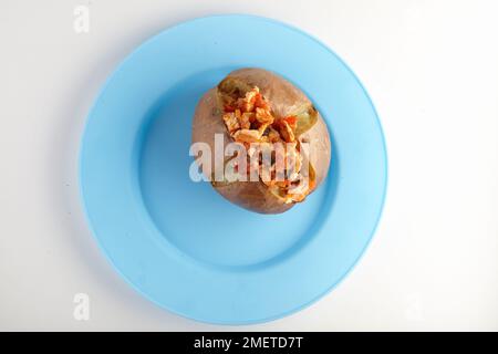 Poulet épicé et pommes de terre farcies aux légumes Banque D'Images