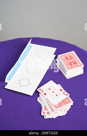 Carte prédiction tour de carte, préparation des cartes, ramassage d'une carte et dessin de ce que la carte est sur le papier et scellage du papier à l'intérieur d'une enveloppe Banque D'Images