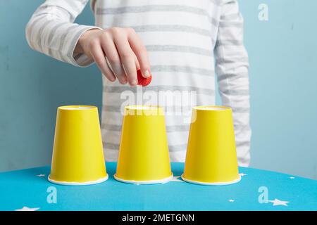 Enfants exécutant des tasses et des balles tour Banque D'Images