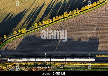 Ligne ferroviaire de la ligne régionale Cologne-Koblenz, train du chemin de fer du Rhin moyen, Bornheim, Rhénanie-du-Nord-Westphalie, Allemagne Banque D'Images