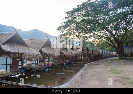 Huttes flottantes de paille sur l'eau au réservoir Huay Tueng Thao à Chiang Mai, Thaïlande. Banque D'Images