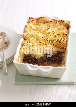 Cottage Pie, hachée de bœuf surmontée avec de la purée de pommes de terre, dans le plat de cuisson Banque D'Images