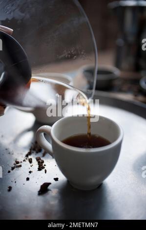 Caffe Touba, versez le café d'une verseuse en verre dans une tasse Banque D'Images