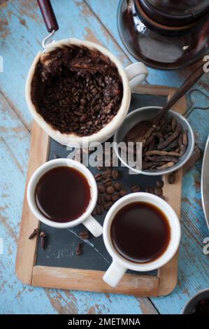 Caffe Touba, pot de grains de café écrasés et deux tasses de café Banque D'Images