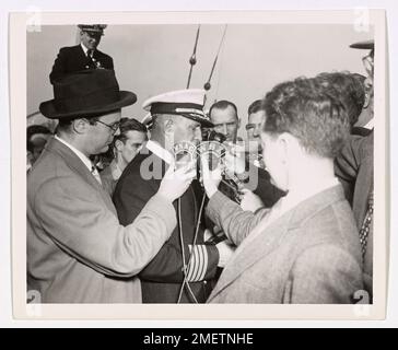 L'USCGC BIBB mène une opération de sauvetage, sauvant les passagers du Bermuda Sky Queen. Cette opération souligne le rôle de la Garde côtière dans les situations d'urgence maritime, assurant la sécurité des civils en mer dans des conditions dangereuses. Banque D'Images