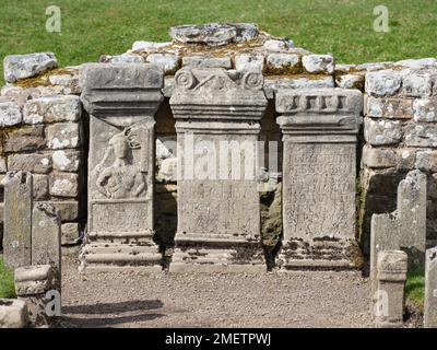 Les pierres de l'autel dans le temple Mithraïque de Brocolitia le long de la route du mur d'Hadrien dans le parc national de Northumberland, en Angleterre Banque D'Images