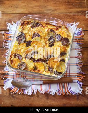 Gratin de pommes de terre arc-en-ciel, fait avec des pommes de terre de différentes couleurs comme les pommes de terre pourpres et les patates douces Banque D'Images