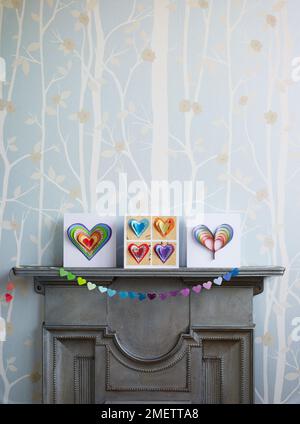 Décorations coeur en papier sur la cheminée Banque D'Images