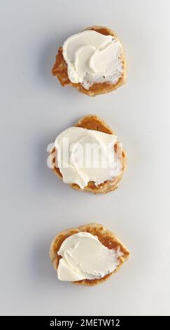 Scones aux épices mélangées nappés de fromage à la crème Banque D'Images