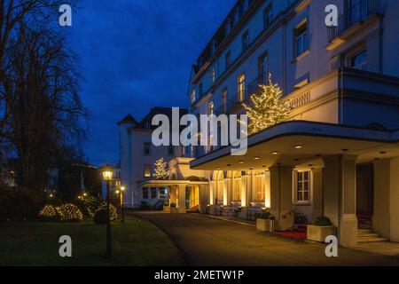 Allemagne, Bonn, Rhin, Sieg, Kottenforst, Parc naturel de Rhénanie, Rhénanie-du-Nord-Westphalie, NRW, Bonn-Bad Godesberg, Bonn-Ruengsdorf, Rheinhotel Dreesen, Das Weisse Haus am Rhein, soirée, photographie de nuit, heure bleue, illumination, Décoration de Noël Banque D'Images