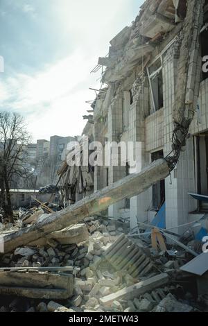 25th école détruite par une attaque de missiles russes le 4 mars à 9:30 h, Schytomir, Ukraine Banque D'Images