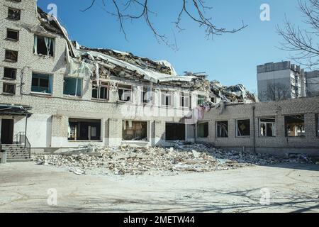 25th école détruite par une attaque de missiles russes le 4 mars à 9:30 h, Schytomir, Ukraine Banque D'Images