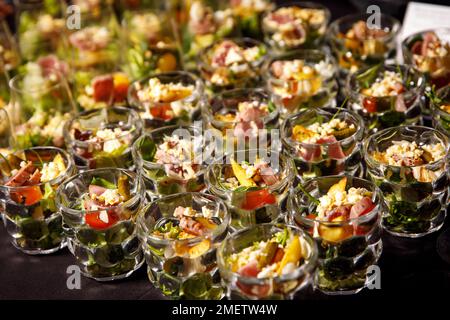 Concept de restauration. Salades en verres. Assortiment d'en-cas sur la table du buffet Banque D'Images