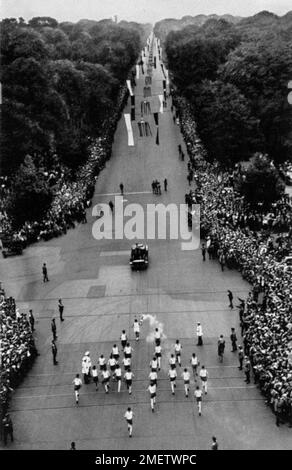 Le relais avec la flamme olympique en route vers le stade, le Tiergarten de Berlin, le stade olympique, la torche, la flamme olympique, Cérémonie d'ouverture Banque D'Images