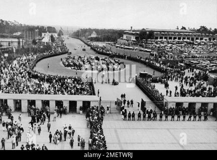 Adolf Hitler entre dans le stade par la porte Sud, 2 août 1936, début des Jeux Olympiques Banque D'Images