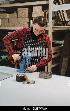 Processus de couture. Sac à couture sur mesure à l'atelier. Femme créant des accessoires sur le lieu de travail. Concept de personnalisation. Artisanat en cuir écologique. Gros plan Banque D'Images