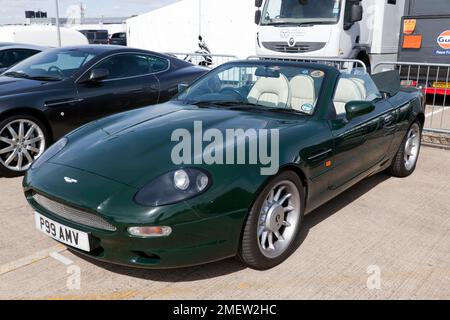 Vue des trois quarts face d'un Vert, 1997, Aston Martin DB7, exposée au club des propriétaires d'Aston Martin , au Silverstone Classic 2022 Banque D'Images