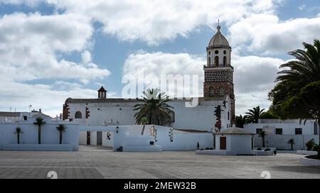 Teguise avec l'église Iglesia de Nuestra Senora de Guadalupe, Lanzarote, Canary Island, Espagne Banque D'Images