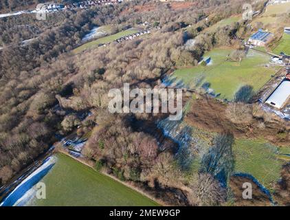 Une vue aérienne de l'ancienne carrière de Ty Llwyd (en bas à droite du châssis) près du village de Ynysddu, dans le sud du pays de Galles, suite à des préoccupations concernant la carrière dans le village gallois, près de Caerphilly. Le site d'enfouissement peut présenter des fuites de déchets chimiques toxiques dans une forêt où les enfants jouent, croient les résidents locaux. Date de la photo: Vendredi 20 janvier 2023. Banque D'Images