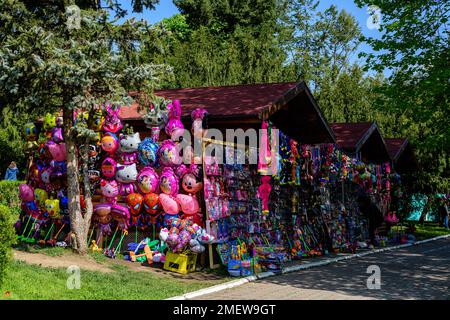 Targoviste, Roumanie, 1 mai 2022 : jouets en plastique et en métal colorés pour enfants en vente et matériaux à Parcul Chindia (parc Chindia) Banque D'Images