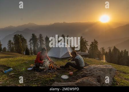 Himachal, Inde - 6 juin 2022 : lever du soleil au camping dans les montagnes. Banque D'Images