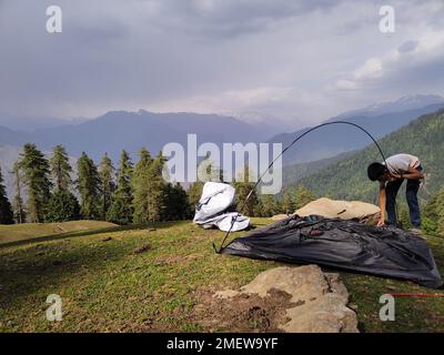 Himachal, Inde - 6 juin 2022 : magnifique emplacement de camping dans les montagnes. Banque D'Images