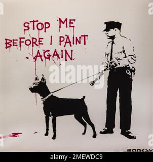 Stop Me Before I Paint encore, dépeint la supériorité des artistes de rue sur la police, 2004, Banksy, exposition sur l'artiste de rue, Muelheim Banque D'Images