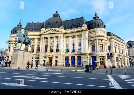 Bucarest, Roumanie, 2 janvier 2022 : Bibliothèque de l'Université Centrale (Biblioteca Centrala Universitara) et monument du Roi Carol I à Revolutiei Squar Banque D'Images