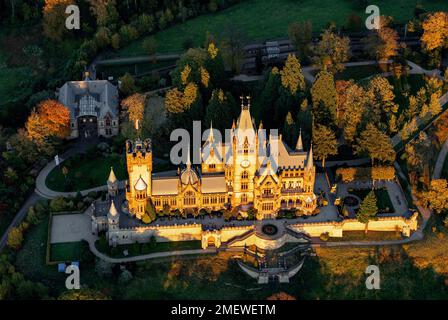 Château de Drachenburg de 1884, ancienne villa privée de l'investisseur financier Stephan von Sarter, Siebengebirge, Koenigswinter, Rhénanie, Nord Banque D'Images