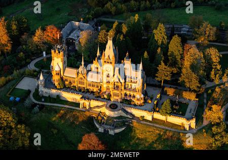 Château de Drachenburg de 1884, ancienne villa privée de l'investisseur financier Stephan von Sarter, Siebengebirge, Koenigswinter, Rhénanie, Nord Banque D'Images