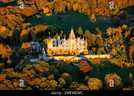 Château de Drachenburg de 1884, ancienne villa privée de l'investisseur financier Stephan von Sarter, Siebengebirge, Koenigswinter, Rhénanie, Nord Banque D'Images