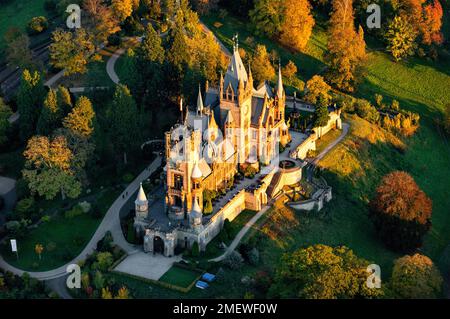 Château de Drachenburg de 1884, ancienne villa privée de l'investisseur financier Stephan von Sarter, Siebengebirge, Koenigswinter, Rhénanie, Nord Banque D'Images