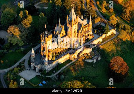 Château de Drachenburg de 1884, ancienne villa privée de l'investisseur financier Stephan von Sarter, Siebengebirge, Koenigswinter, Rhénanie, Nord Banque D'Images