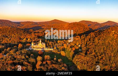 Château de Drachenburg de 1884, ancienne villa privée de l'investisseur financier Stephan von Sarter, Siebengebirge, Koenigswinter, Rhénanie, Nord Banque D'Images