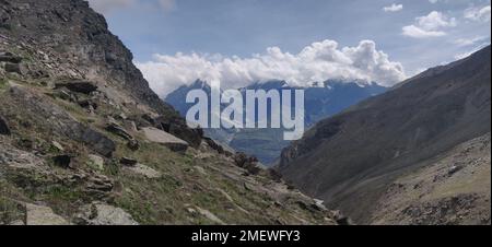 Himachal, Inde - 11 juillet 2022 : magnifique paysage de chaîne himalayenne, montagnes en Inde, nature photo Banque D'Images