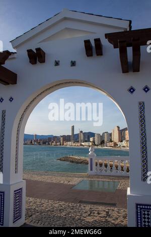 Balcón del Mediterráneo, Benidorm, Espagne. Vista a través de un arco de la playa de Poniente Banque D'Images