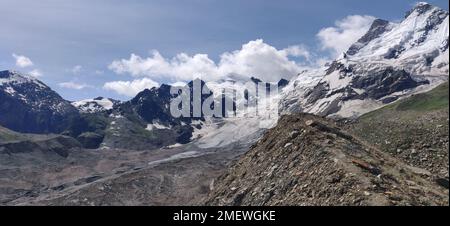 Himachal, Inde - 11 juillet 2022 : magnifique paysage de chaîne himalayenne, montagnes en Inde, nature photo Banque D'Images