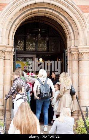 Les gens se rassemblent pour entrer dans un bâtiment du centre de Londres. Banque D'Images