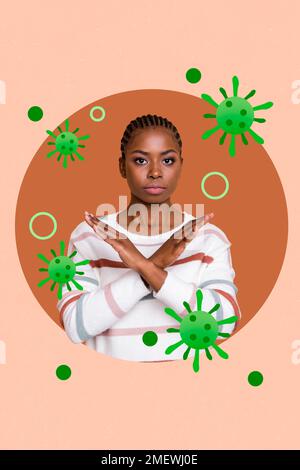 Photo de collage vertical d'une jeune femme sérieuse a croisé des bras contre le coronavirus, une bactérie mondiale pandémique, grippe, isolée sur fond beige Banque D'Images