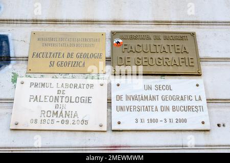 Vieux signes sur l'Université de Bucarest montrant différentes zones de la Faculté de géographie avec texte écrit en roumain Banque D'Images