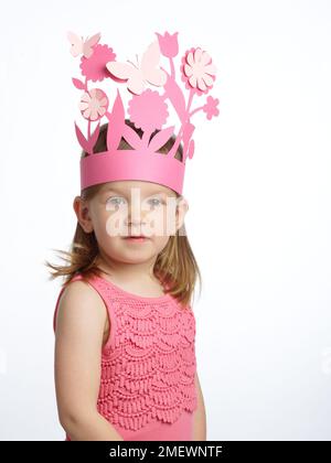 Papier de papier de papier couronnes fille dans la couronne de fleur rose Banque D'Images