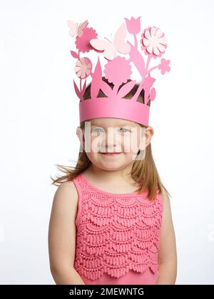 Papier de papier de papier couronnes fille dans la couronne de fleur rose Banque D'Images