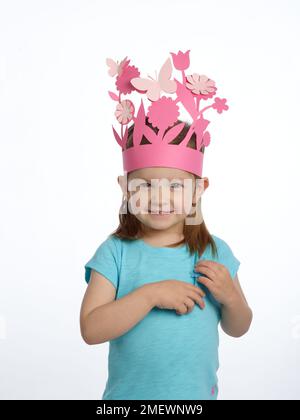 Papier papier de papier couronnes fille en couronne de fleur Banque D'Images