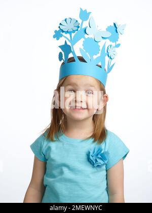 Papier papier de papier couronnes fille en couronne de fleur Banque D'Images