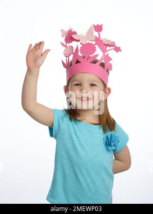 Papier papier de papier couronnes fille en couronne de fleur Banque D'Images